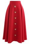 Falda a media pierna adornada con botones en forma de corazón en rojo