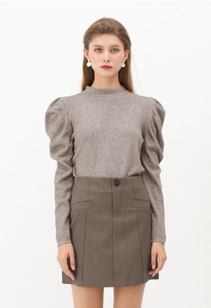 Top de punto con cuello alto y mangas de burbuja en gris topo