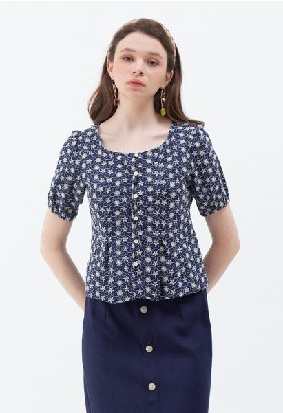 Top de algodón floral bordado con botones en azul marino