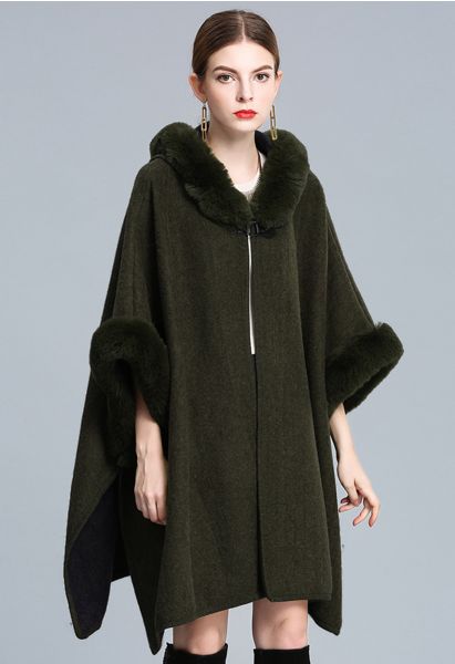 Poncho con capucha de pelo sintético en mezcla de lana en verde oscuro