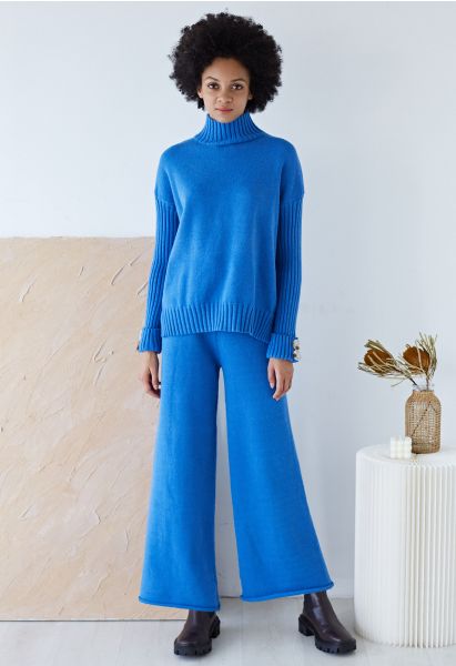 Conjunto de jersey de cuello alto con puños abotonados y pantalón de punto en azul