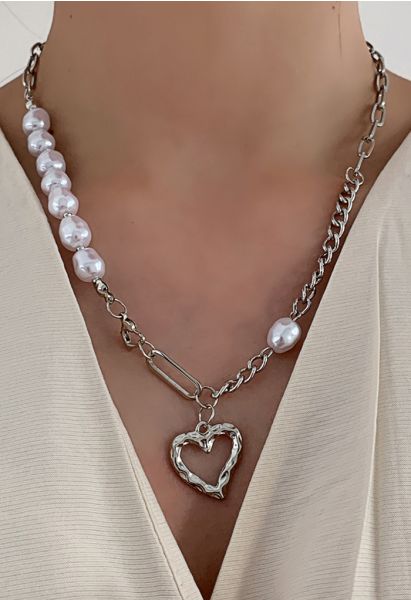 Collar de perlas empalmadas con corazón hueco