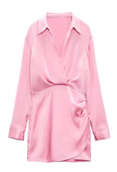 Vestido camisero de satén con escote en V y fruncido en la parte delantera en rosa