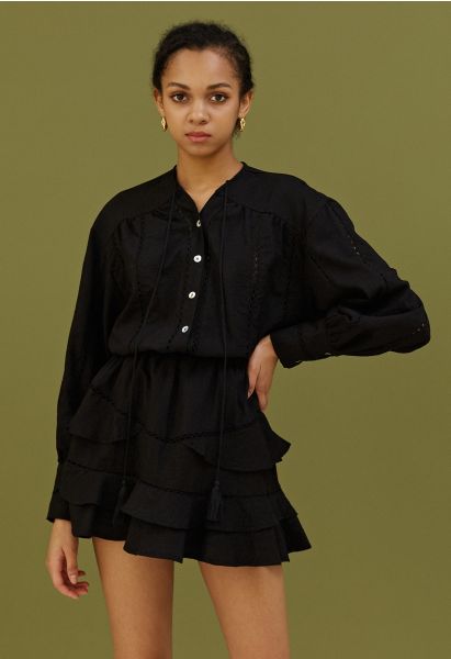 Conjunto de camisa con borlas ahuecadas y minifalda a capas en negro