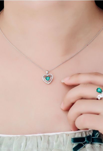 Collar de gemas de esmeralda con forma de corazón hueco