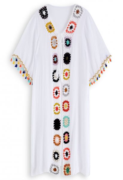 Kimono de borlas de ganchillo de colores en blanco