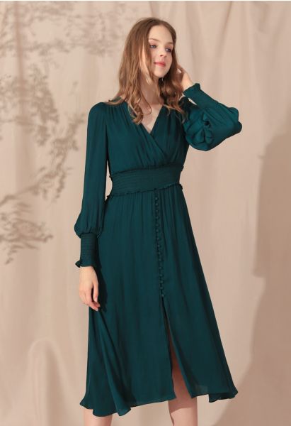 VESTIDO MIDI ENVOLVENTE DE SATÉN CON BOTONES EN VERDE OSCURO