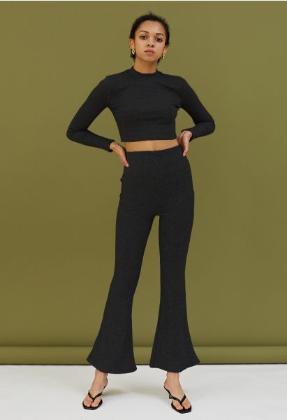 Conjunto de top corto suave y pantalones acampanados de moda en negro