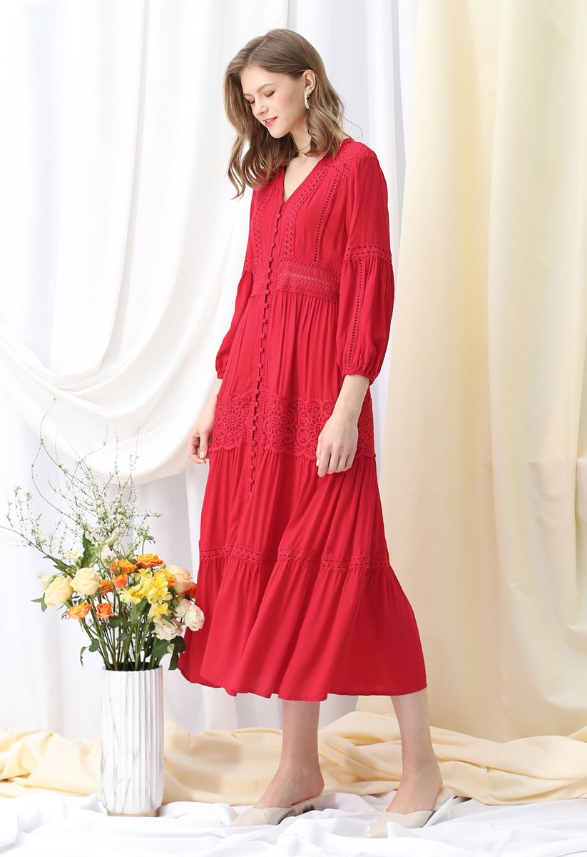 Vestido maxi bohemio con bordado de croché y botones en rojo