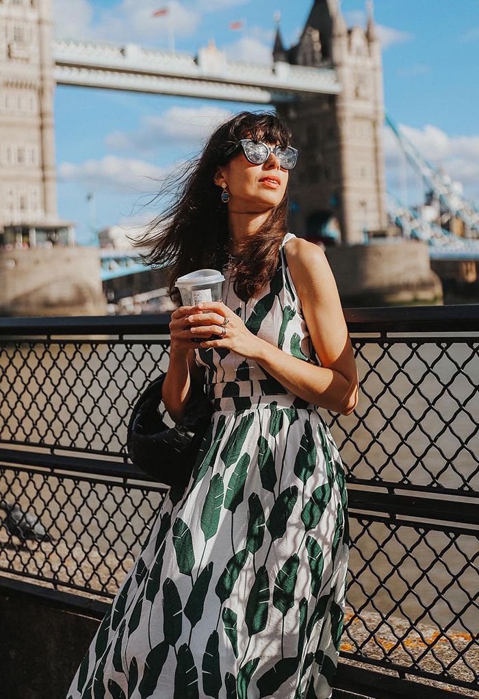 Vestido largo con cuello halter y estampado de hojas de palma de verano en verde