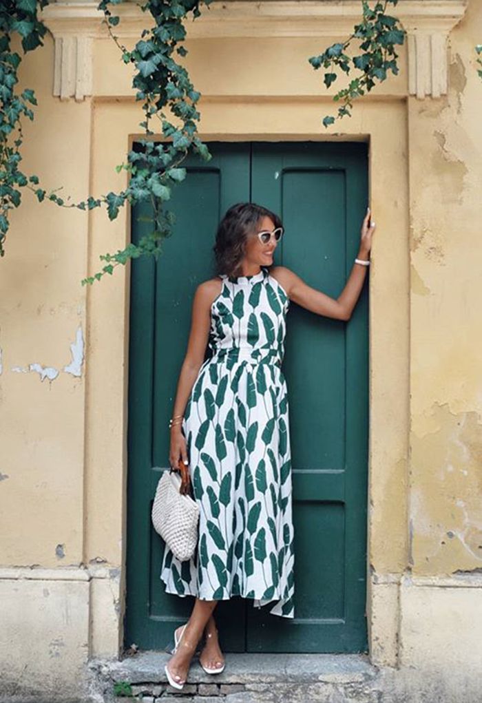 Vestido largo con cuello halter y estampado de hojas de palma de verano en verde