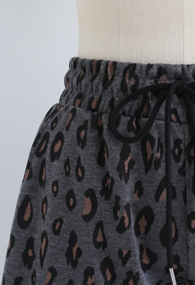 Pantalones cortos con bolsillos con cordón y estampado de leopardo en color humo