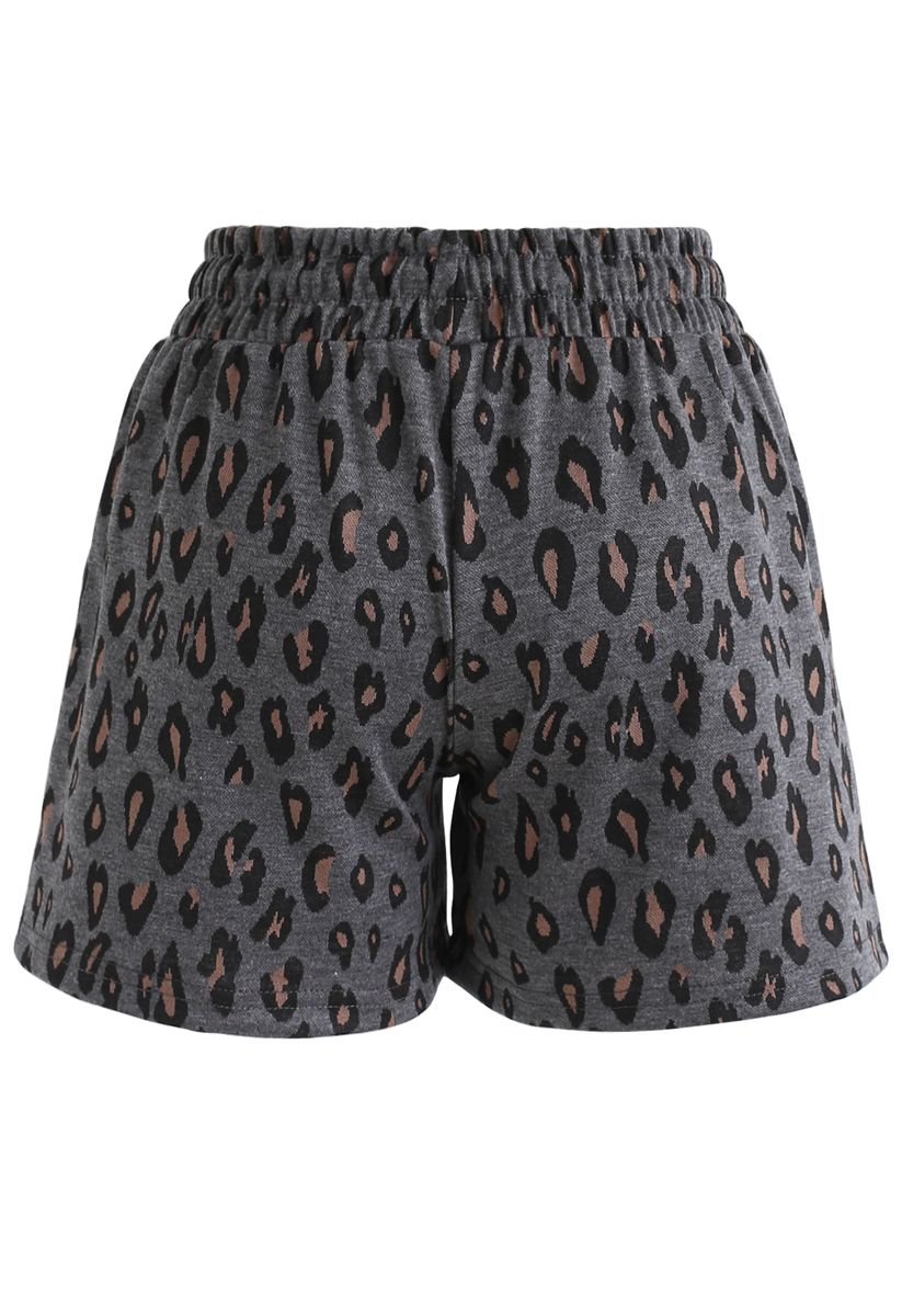 Pantalones cortos con bolsillos con cordón y estampado de leopardo en color humo