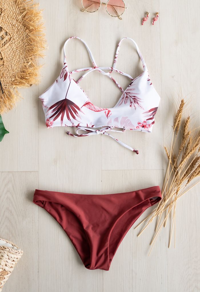 Conjunto de bikini con espalda abierta y estampado de hojas en burdeos