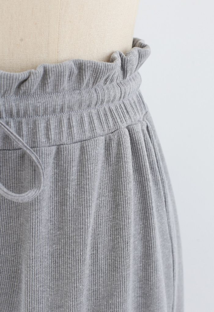 Pantalones de yoga acanalados con cintura de bolsa de papel con cordón en gris