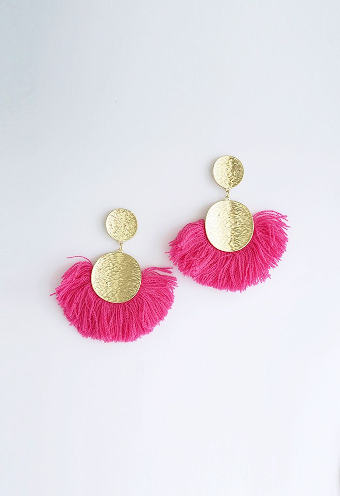 Aretes redondos con flecos dorados en magenta