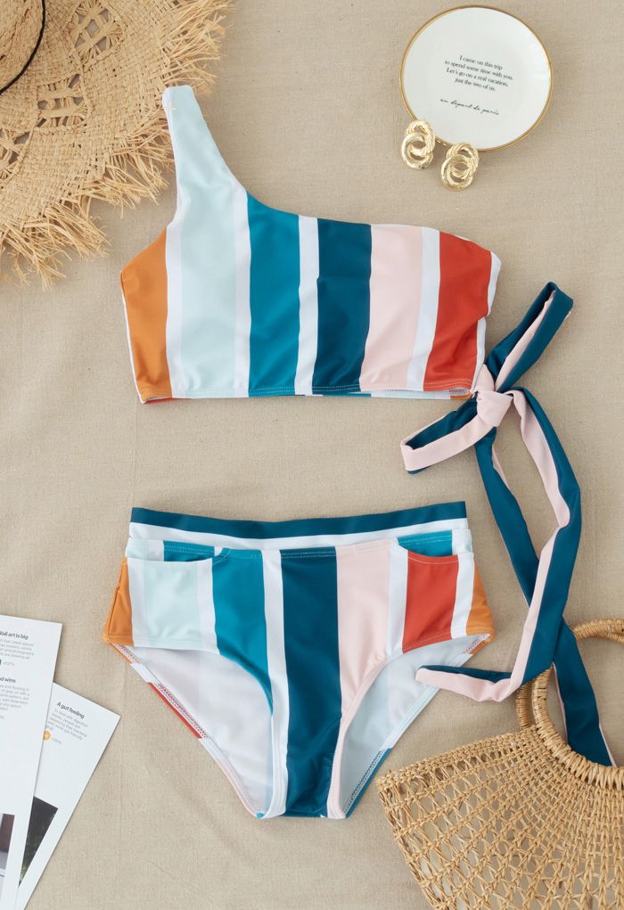 Conjunto de bikini con un solo hombro y lazo a rayas color block