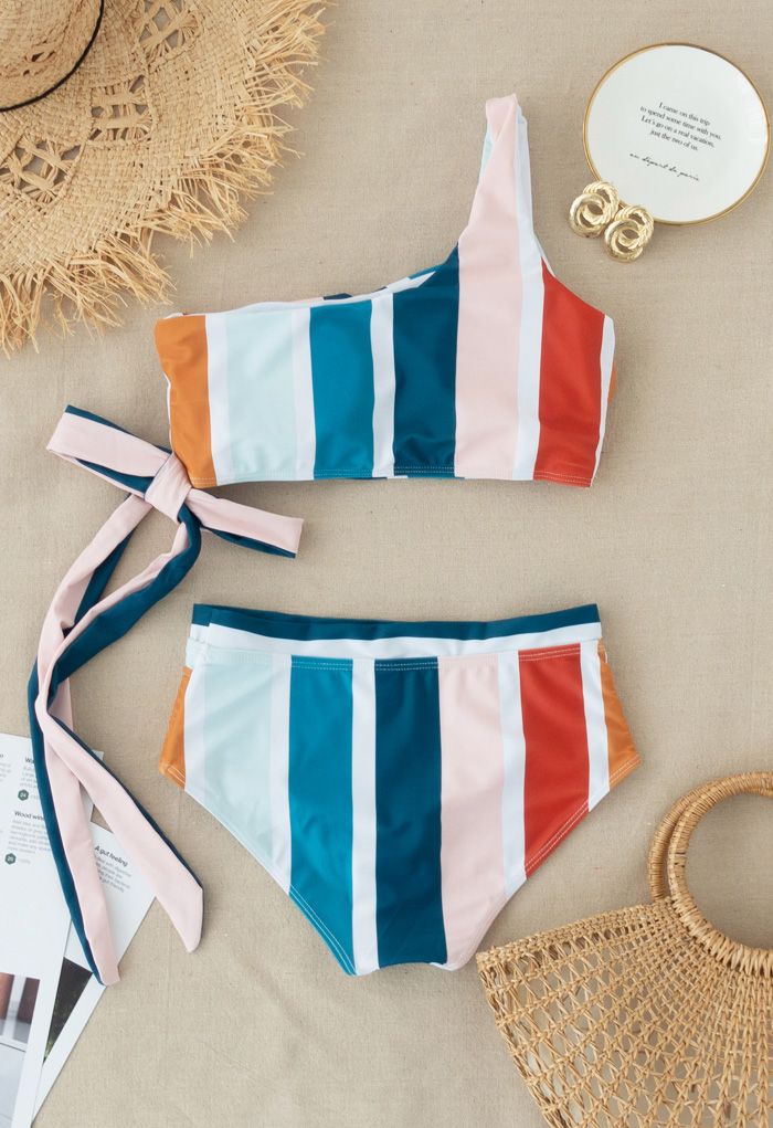 Conjunto de bikini con un solo hombro y lazo a rayas color block