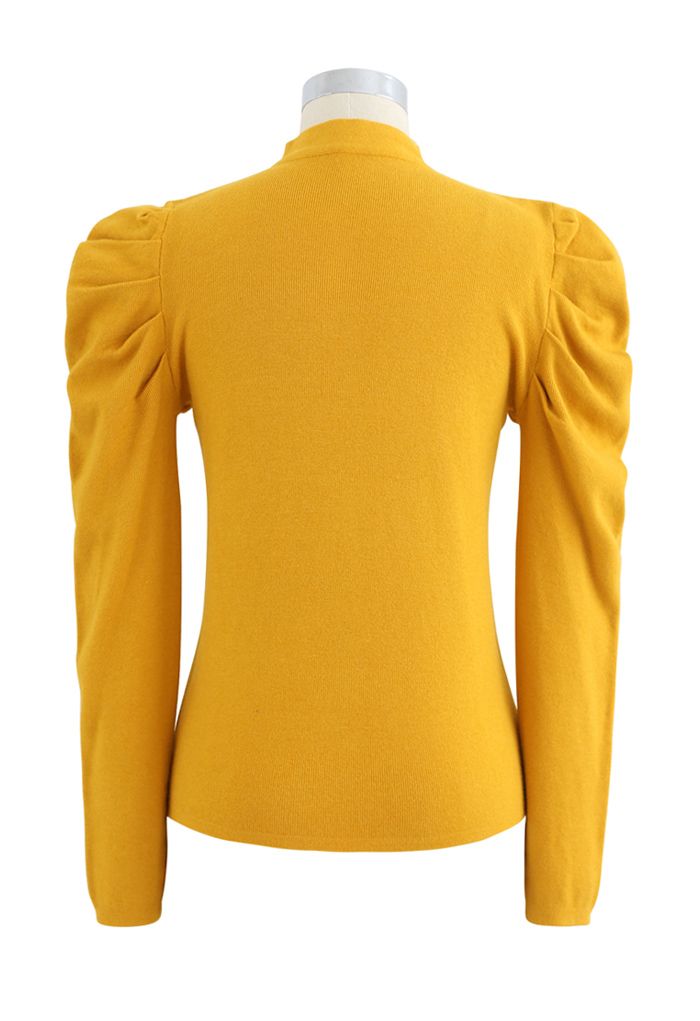 Top de punto con cuello alto y mangas de burbuja en amarillo