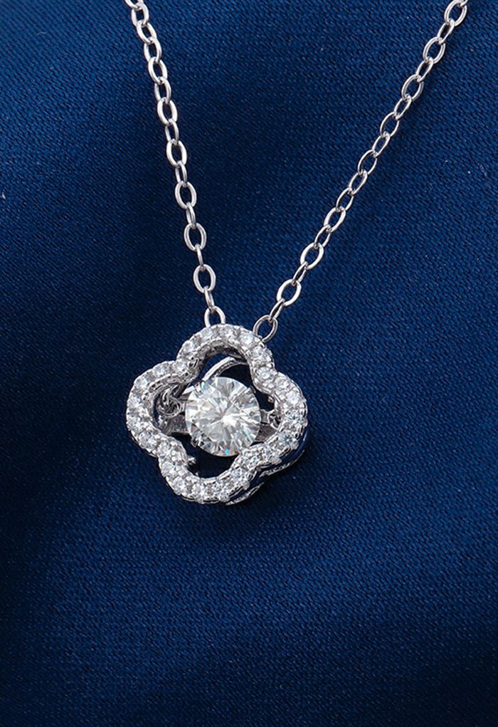 Collar de diamantes de moissanita con trébol de cuatro hojas