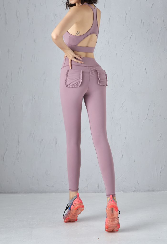 Conjunto de sujetador deportivo con cordones en la parte delantera y leggings con bolsillos en morado