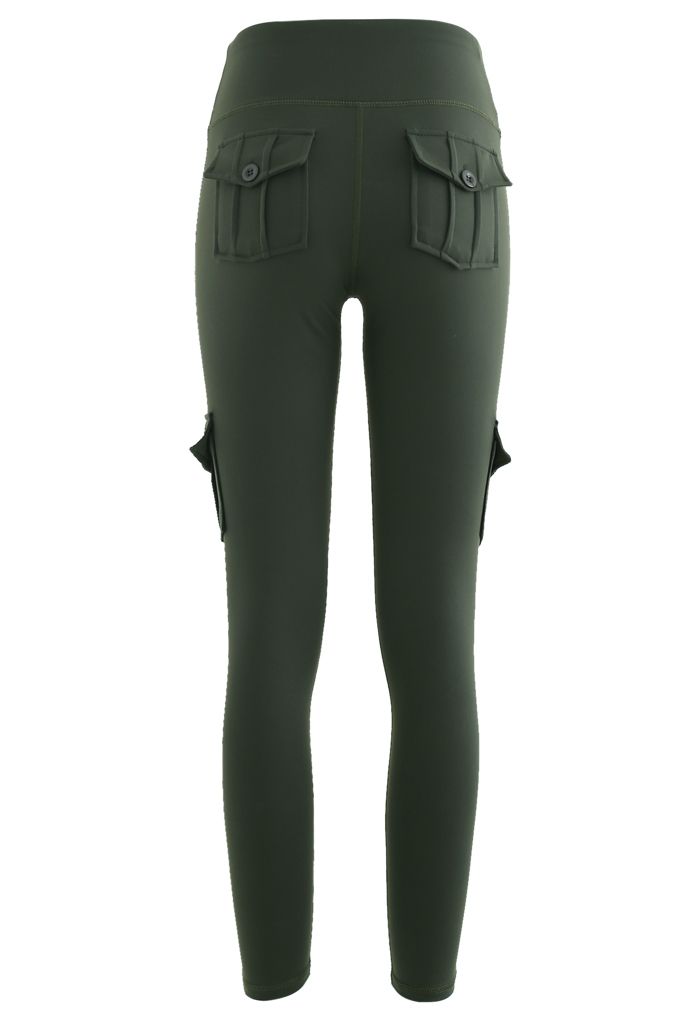 Leggings cortos cosidos con bolsillo con solapa y botones en verde militar