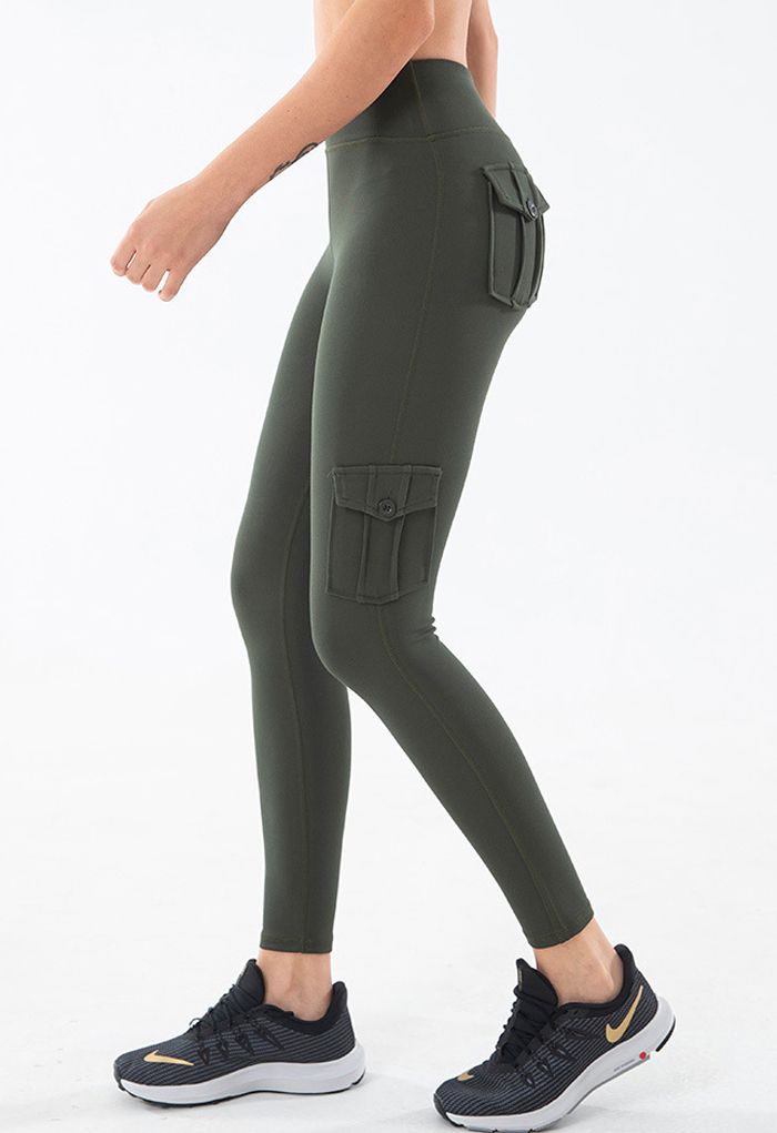 Leggings cortos cosidos con bolsillo con solapa y botones en verde militar