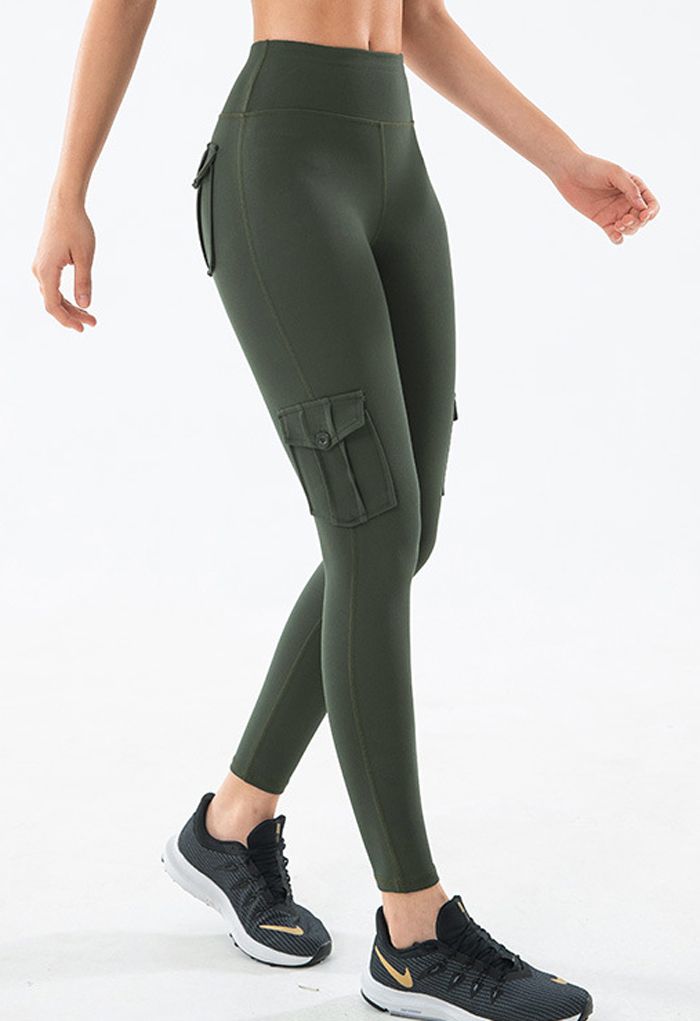 Leggings cortos cosidos con bolsillo con solapa y botones en verde militar