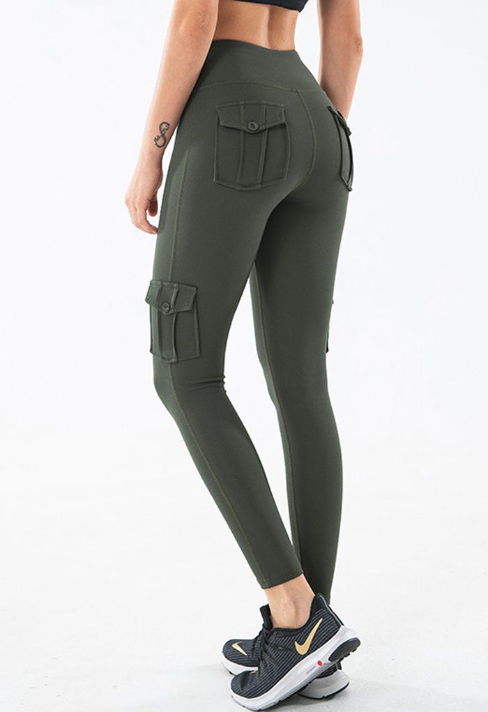 Leggings cortos cosidos con bolsillo con solapa y botones en verde militar