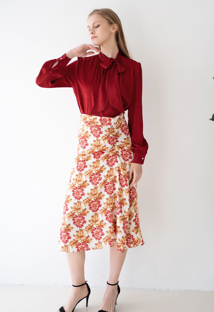 Falda roja fruncida con estampado floral y lengüeta lateral