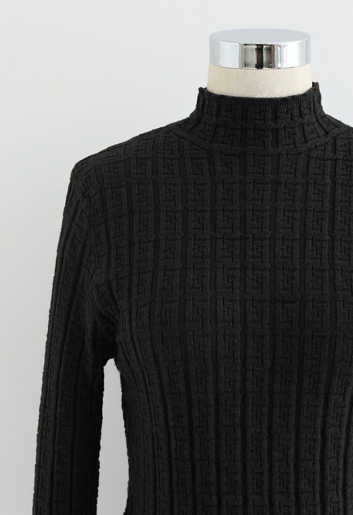 Top de punto ajustado con cuello alto en relieve en negro de Maze