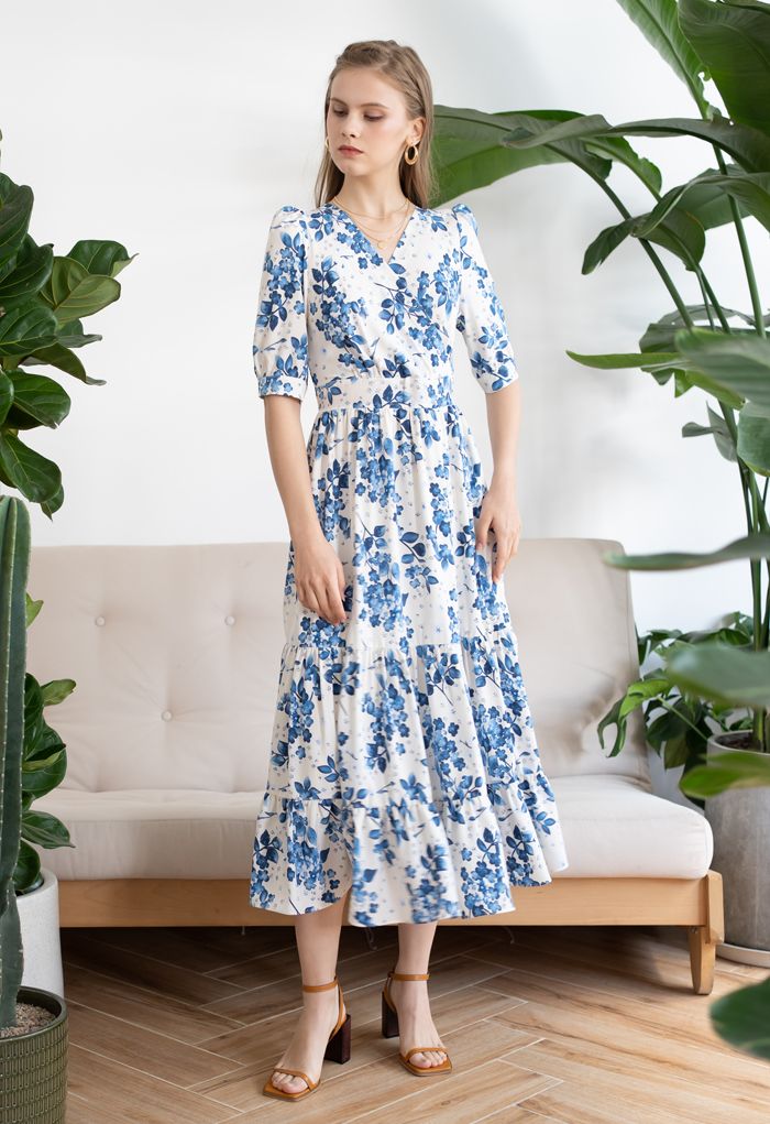 Vestido cruzado con estampado floral azul con volantes