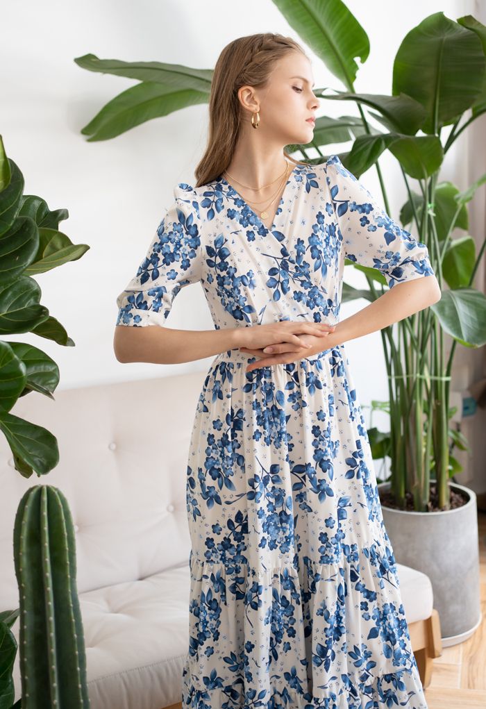 Vestido cruzado con estampado floral azul con volantes