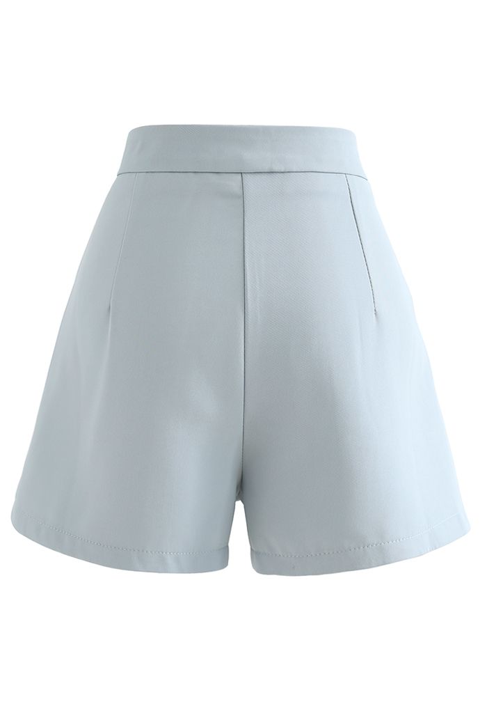 Shorts plisados con bolsillo lateral en azul