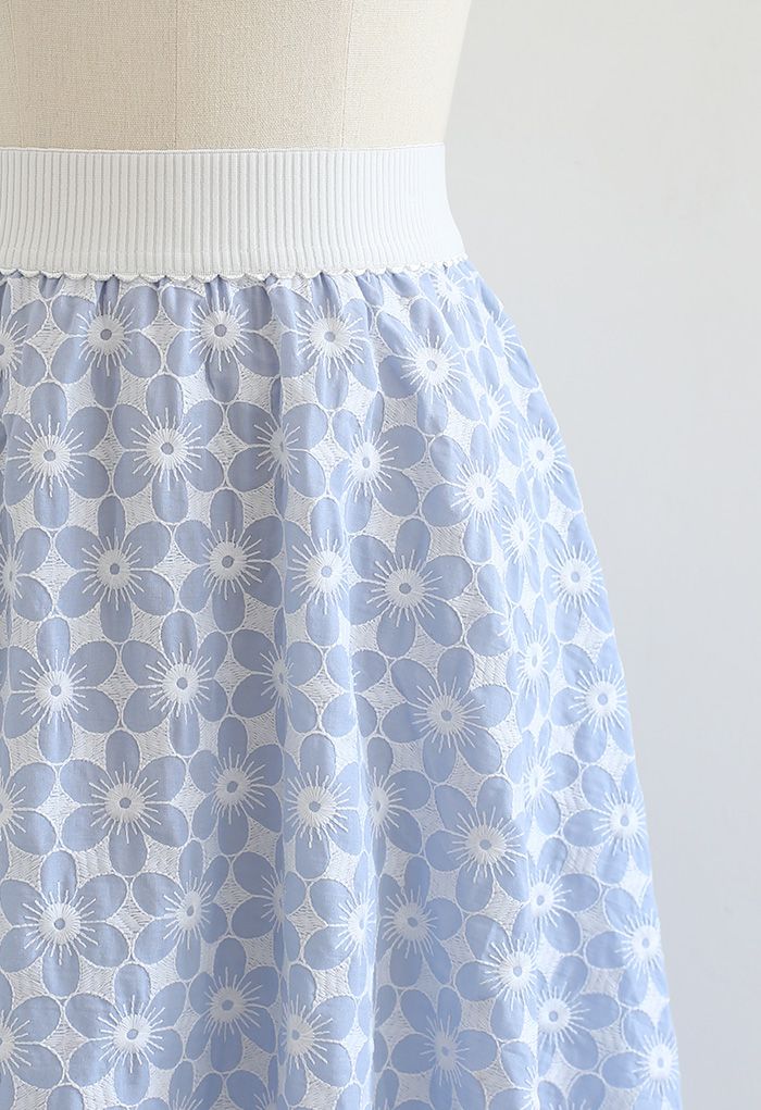 Falda midi con margaritas bordadas en azul claro