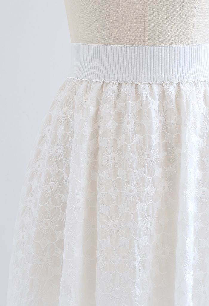 Falda midi con margaritas bordadas en blanco