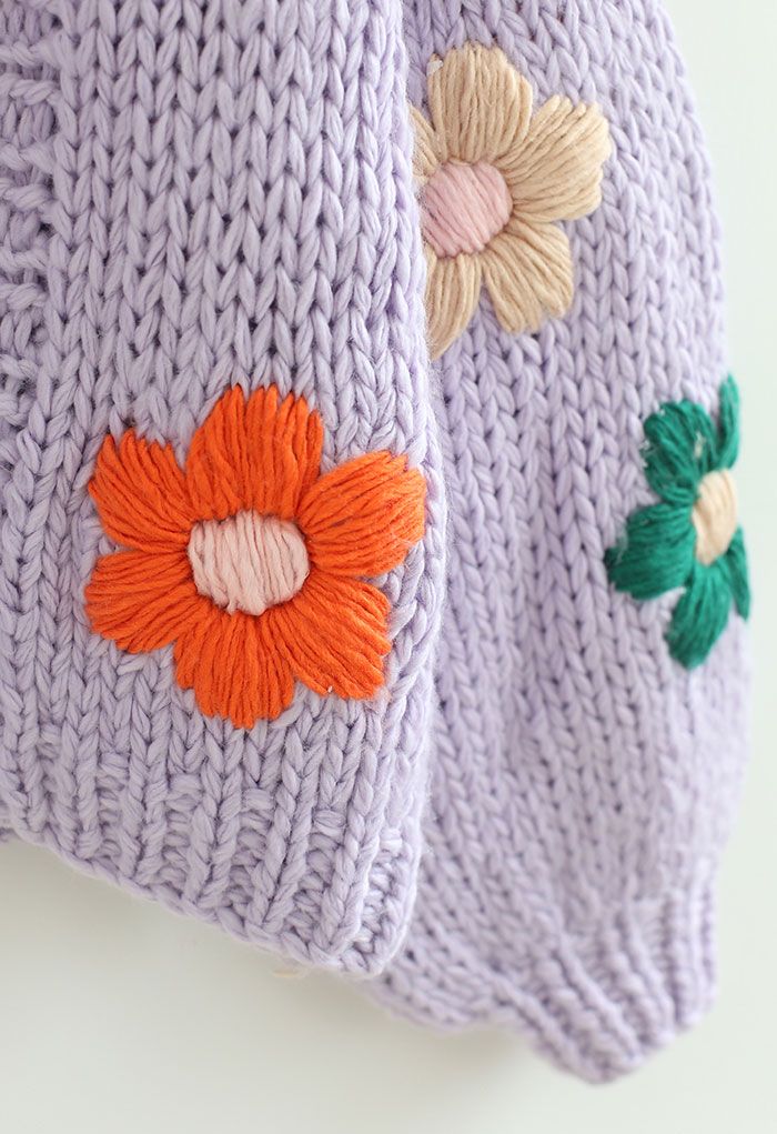 Cárdigan grueso tejido a mano Stitch Flowers en lila