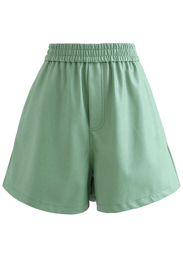 PANTALONES CORTOS CON ESTRUCTURA DE PIEL SINTÉTICA EN VERDE