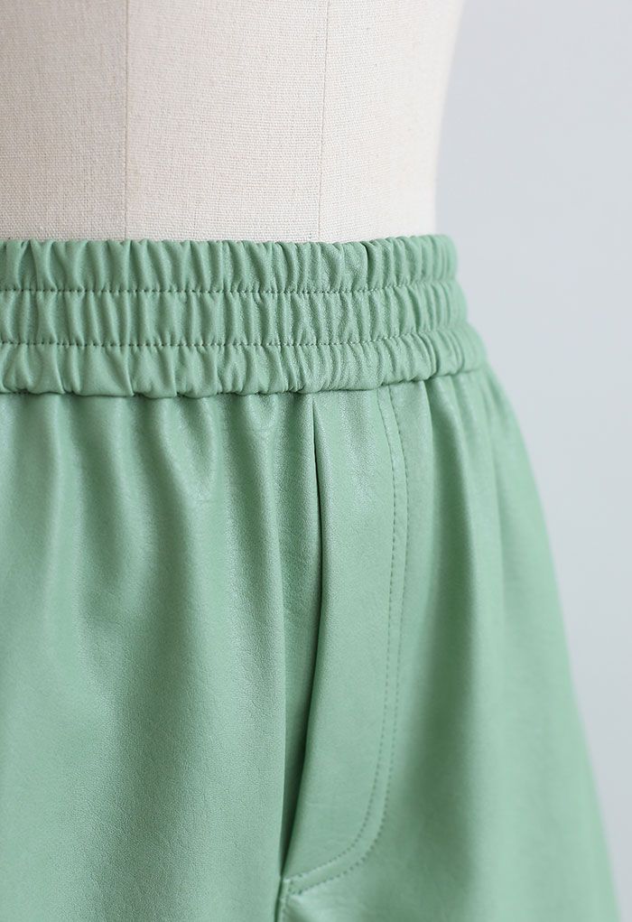 PANTALONES CORTOS CON ESTRUCTURA DE PIEL SINTÉTICA EN VERDE