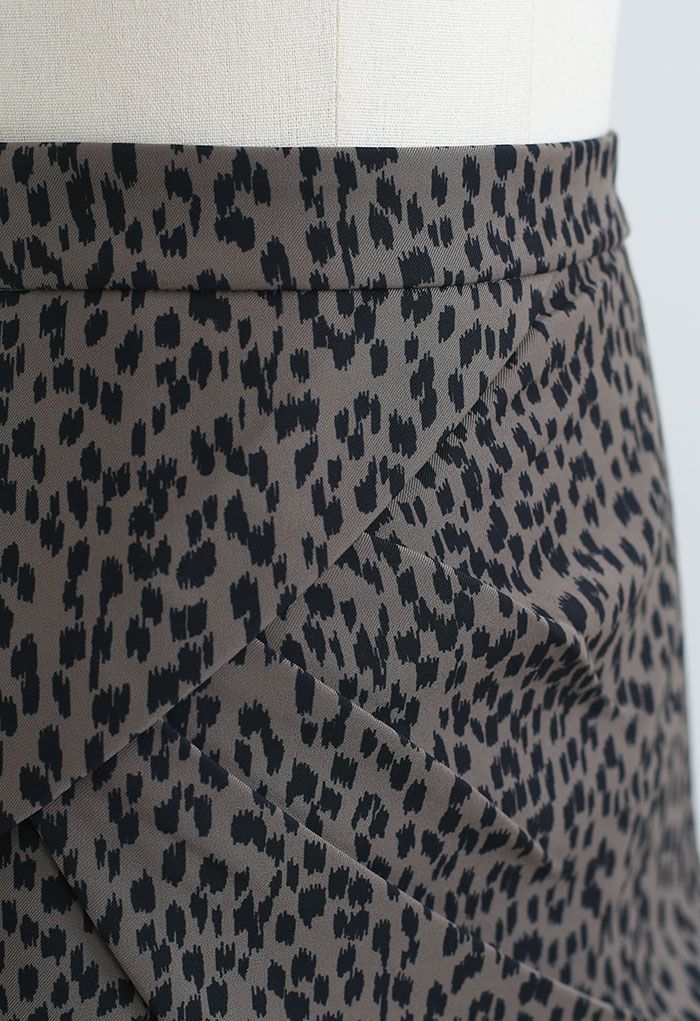 Minifalda asimétrica plisada lateral con estampado animal en marrón