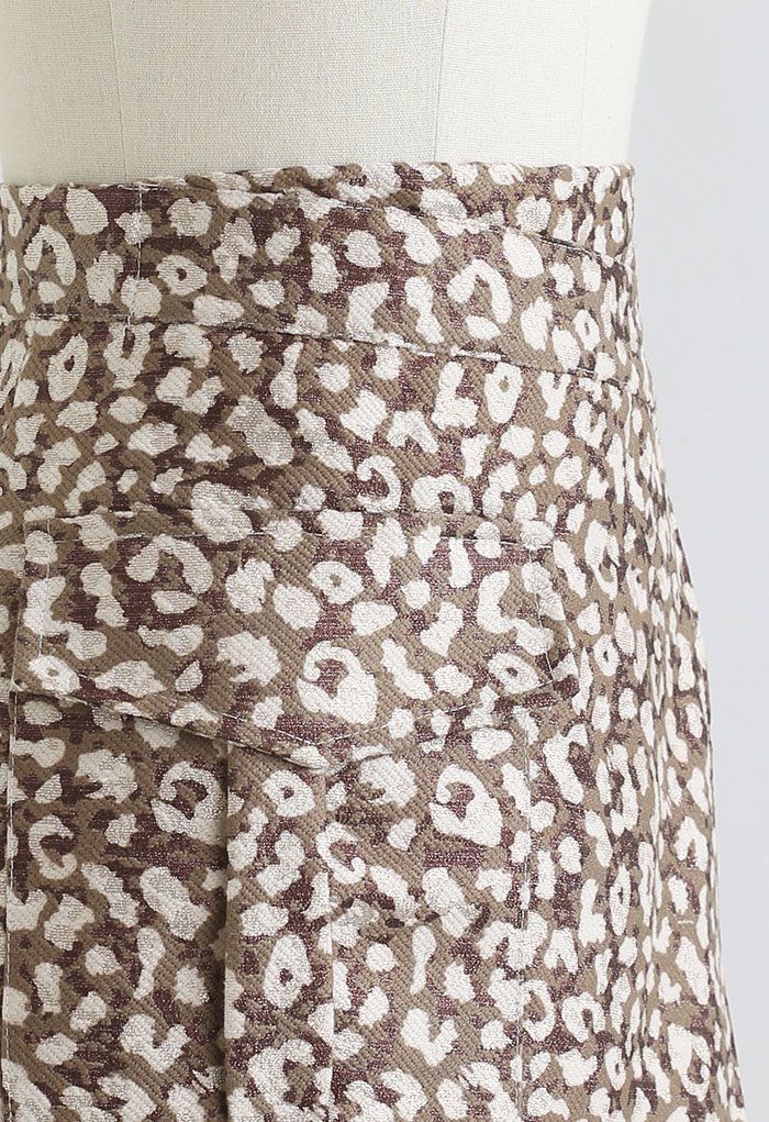 Minifalda asimétrica de leopardo brillante en marrón