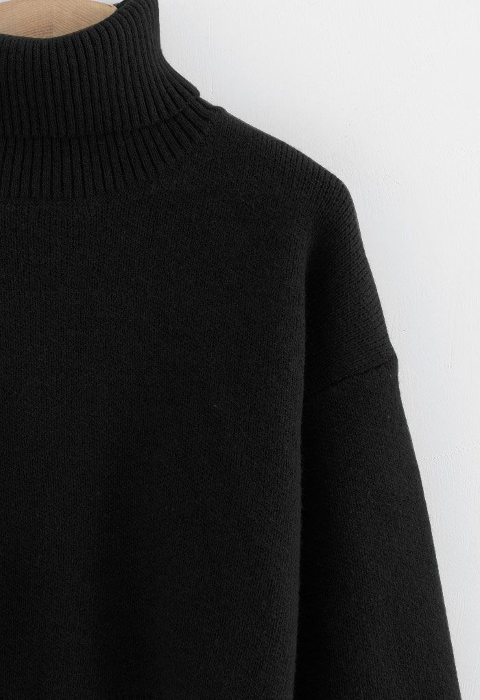 Suéter de cuello alto con ribete de botones en negro