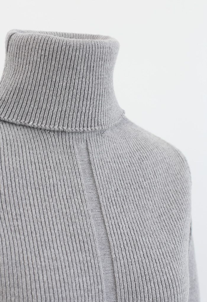 Jersey gris de punto de canalé con cuello alto