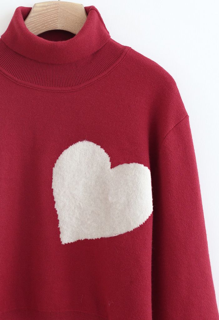 Jersey de punto con cuello alto y corazón bordado en rojo