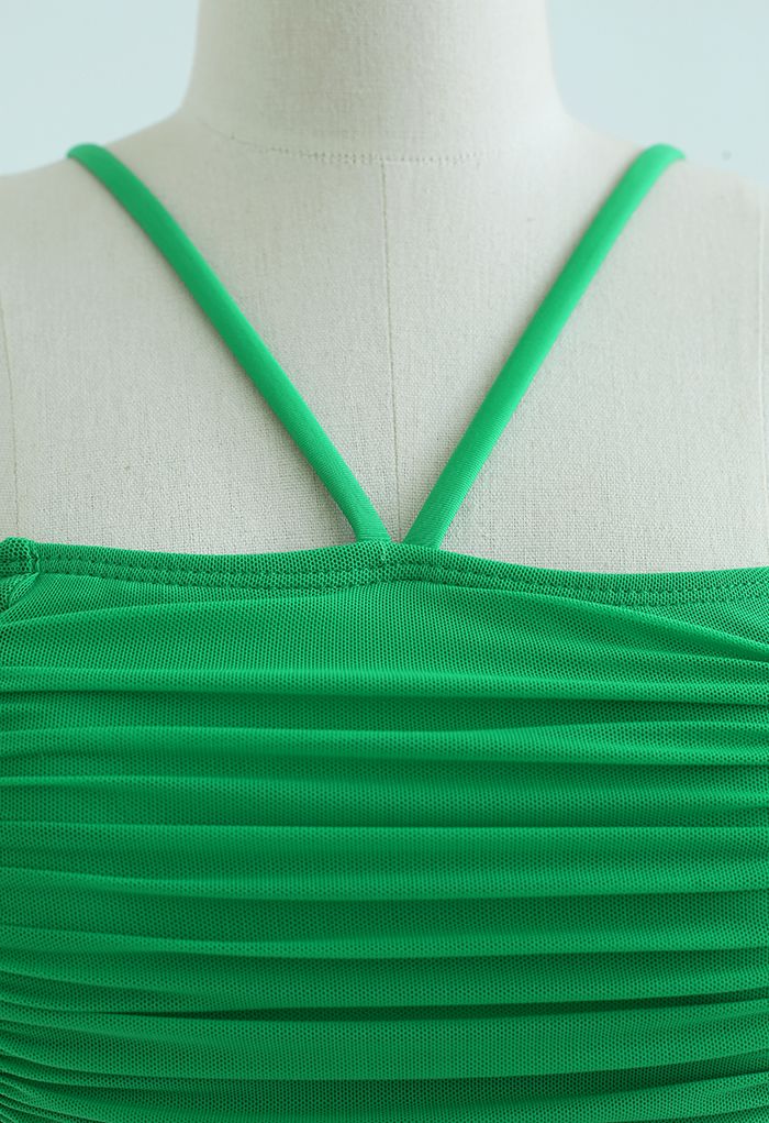 Conjunto de bikini con hombros descubiertos y malla fruncida en verde