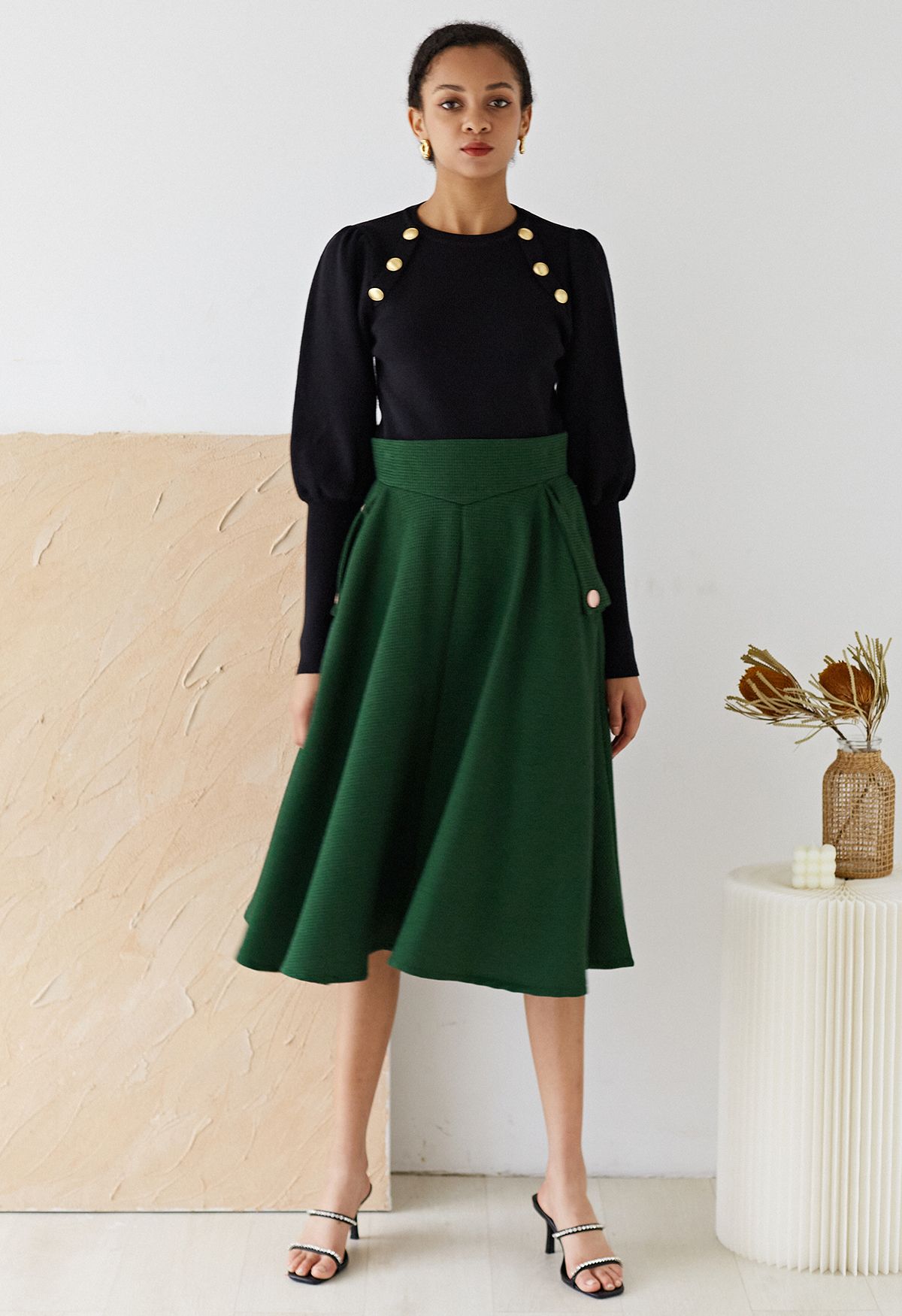 Falda midi evasé con textura gofrada en verde oscuro