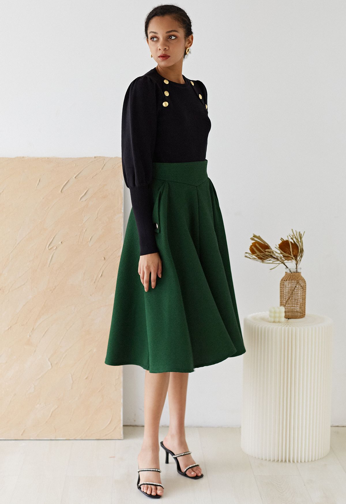 Falda midi evasé con textura gofrada en verde oscuro