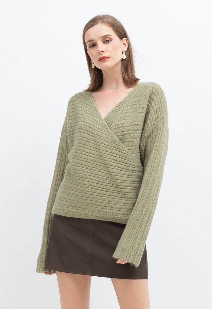 Suéter cruzado de manga larga con cuello en V en verde musgo