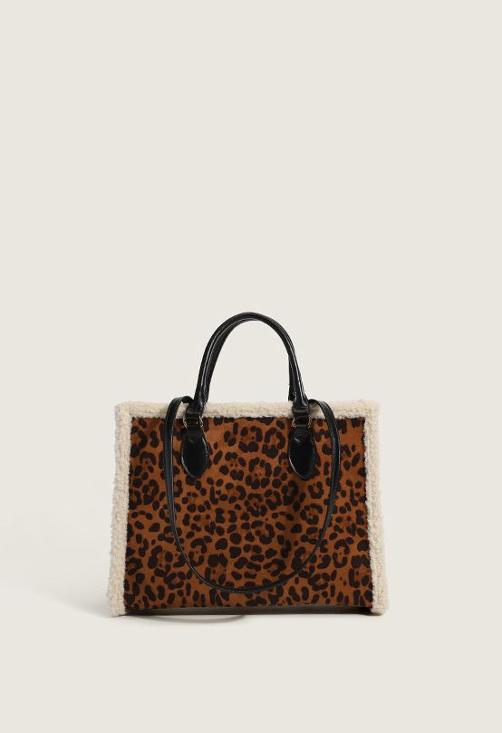 Bolso tote de piel sintética con ribete de lana de cordero en leopardo