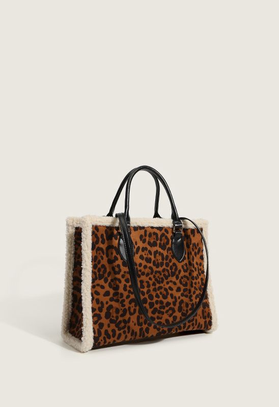 Bolso tote de piel sintética con ribete de lana de cordero en leopardo